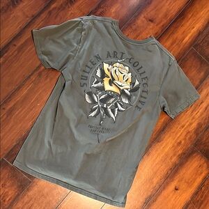 Buckle Green Short Sleeve Tee with Graphic Design